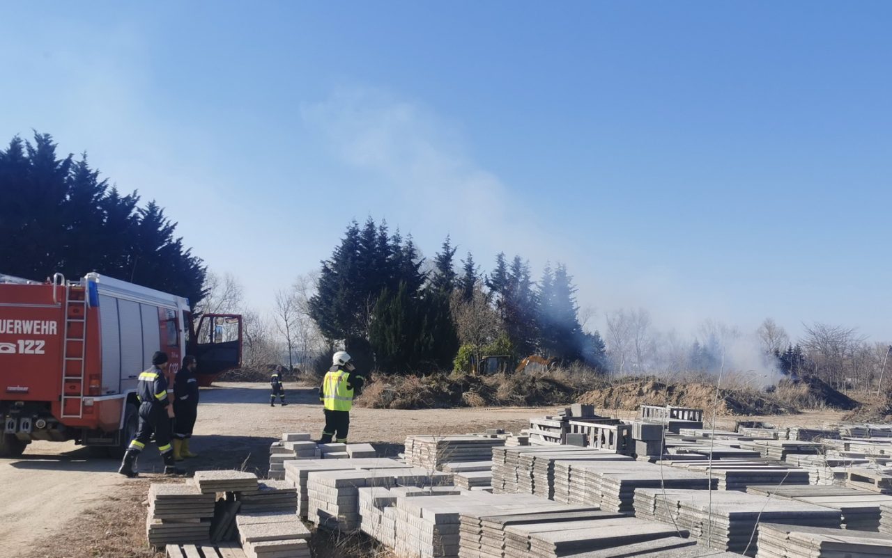 ÖNews » Flurbrand in einer Schottergrube an der B43